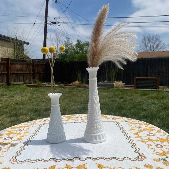 Vintage milk glass bud vase set of two - Picture 5 of 5
